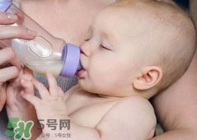 嬰兒吐奶有黃水怎么辦？嬰兒吐奶會吐黃水嗎？