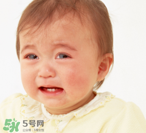 寶寶吐奶和哭有關(guān)系嗎？寶寶哭會(huì)引起吐奶嗎？