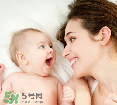 寶寶吐奶和哭有關(guān)系嗎？寶寶哭會(huì)引起吐奶嗎？