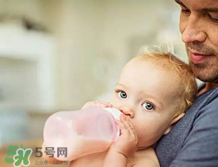 嬰兒吐奶和溢奶的區(qū)別 嬰兒溢奶和吐奶有何不同？