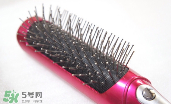 小泉成器音波電動梳怎么用？小泉成器音波震動梳子使用方法