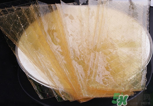 吉利丁片是什么？吉利丁片怎么做布?。?></p><p>片狀的吉利丁又叫吉利丁片，半透明黃褐色，有腥臭味，需要泡水去腥，經(jīng)脫色去腥精制的吉利丁片顏色較透明，價格較高。吉利丁片須存放于干燥處，否則受潮會粘結(jié)。</p><p>使用吉利丁片前要先用冷開水泡軟。</p><h3>吉利丁片怎么做布丁</h3><p>主料：吉利丁一片、果汁250ml</p><p>把吉利丁片剪成小塊，用冰水浸泡，（常溫水浸泡吉利丁會有少許融化瀝水時就撈不出了）</p><p style=