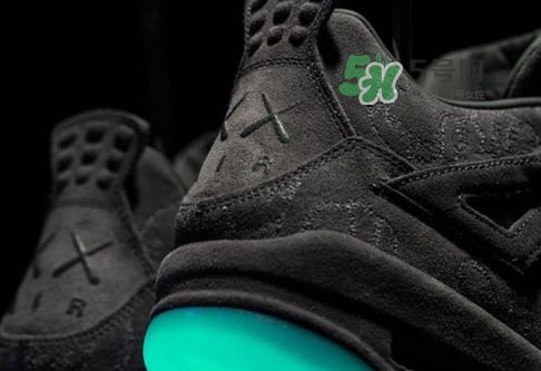 kaws與air jordan 4聯(lián)名黑色版本多少錢？aj4純黑限定發(fā)售價格