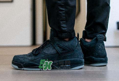 kaws與air jordan 4聯(lián)名黑色版本多少錢？aj4純黑限定發(fā)售價格