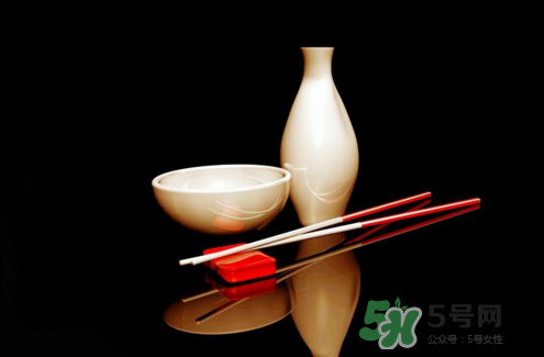 三伏天可以喝白酒嗎？三伏天喝白酒好還是啤酒？