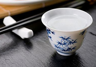 三伏天可以喝白酒嗎？三伏天喝白酒好還是啤酒？