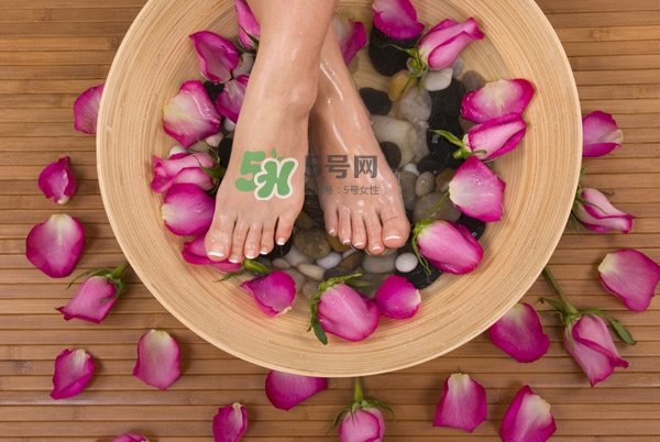 三伏天泡腳可以驅(qū)寒嗎？用什么泡腳可以驅(qū)寒？
