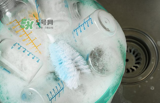 奶瓶刷尼龍的好還是海綿的好？洗奶瓶的正確方法