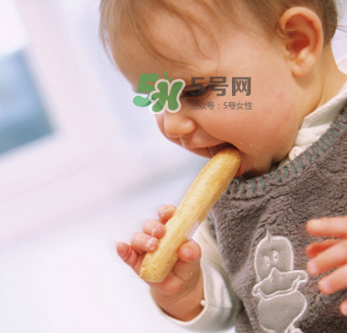 寶寶沒長牙能吃磨牙棒嗎？寶寶沒長牙可以吃磨牙餅干嗎？
