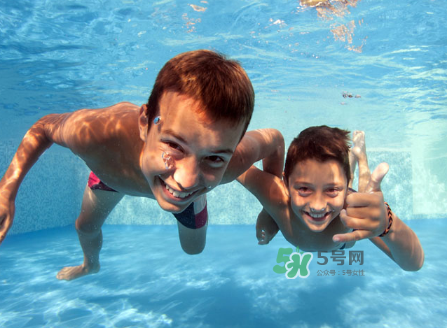游泳為什么要穿泳衣？為什么游泳要穿泳衣？