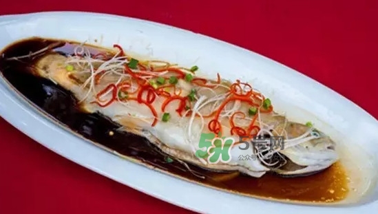 金鱒魚清蒸為什么變黑？食用金鱒魚有什么好處