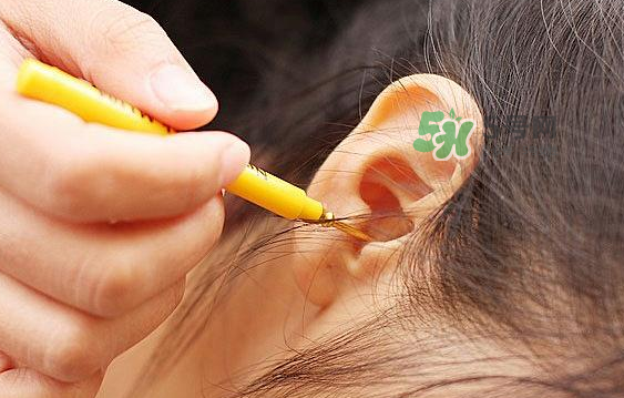 兒童耳屎成硬塊怎么辦？?jī)和撼捎矇K有危害嗎？