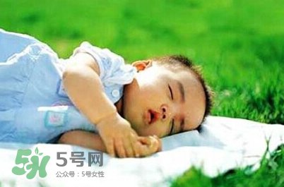 寶寶曬太陽對眼睛好嗎？寶寶曬太陽對眼睛的有影響嗎？
