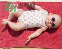 寶寶曬太陽對眼睛好嗎？寶寶曬太陽對眼睛的有影響嗎？