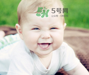 夏天寶寶頭上長紅疙瘩怎么回事？夏天寶寶頭上長東西怎么辦？