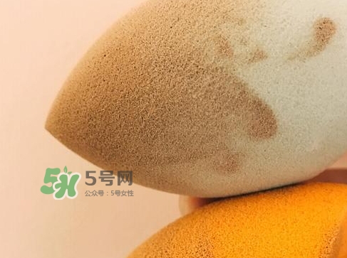 硅膠粉撲和海綿粉撲哪個好？硅膠粉撲和美妝蛋哪個好
