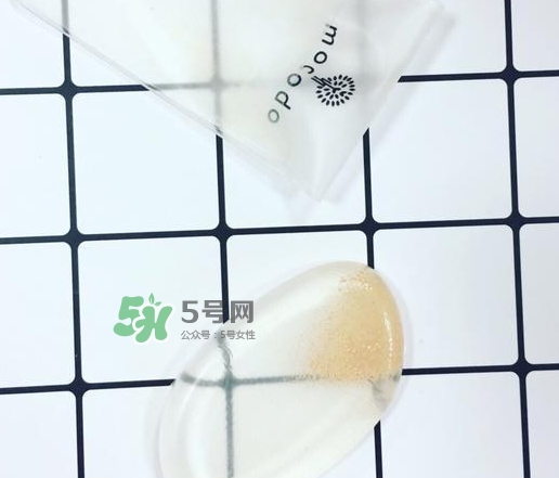 硅膠粉撲和海綿粉撲哪個好？硅膠粉撲和美妝蛋哪個好