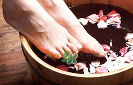 醋泡腳要把醋燒開嗎？白醋泡腳的正確方法