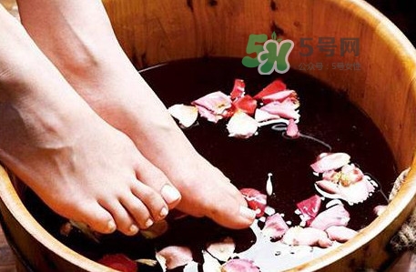 花椒水泡腳能降血壓嗎？泡腳是干花椒好還是鮮花椒好