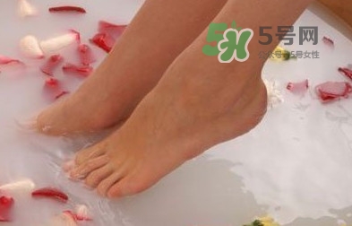 花椒水泡腳能降血壓嗎？泡腳是干花椒好還是鮮花椒好