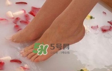 花椒水泡腳能治白發(fā)嗎？花椒水泡腳的禁忌