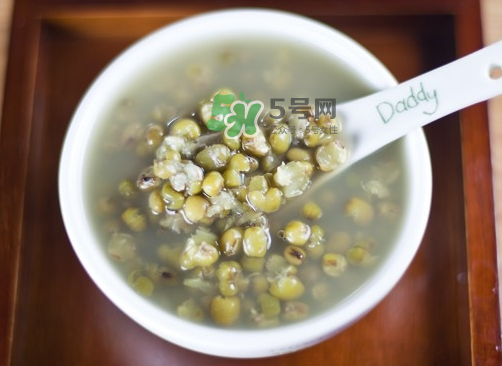 綠豆湯和牛奶能一起吃嗎？喝綠豆湯同時可以喝牛奶嗎？