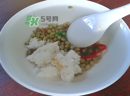 綠豆湯和牛奶能一起吃嗎？喝綠豆湯同時可以喝牛奶嗎？
