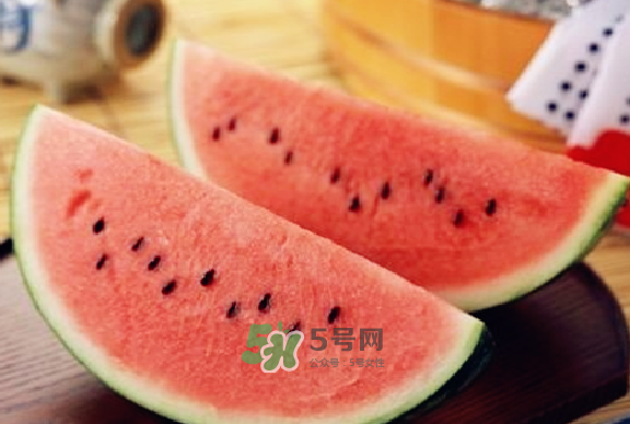 綠豆湯和西瓜可以同時吃嗎？綠豆湯可以和西瓜一起吃嗎？