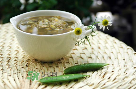綠豆湯和西瓜可以同時吃嗎？綠豆湯可以和西瓜一起吃嗎？