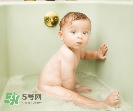 寶寶濕疹可以洗澡嗎？新生兒濕疹可以洗澡嗎？