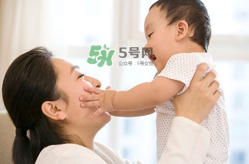 3~5個(gè)月的寶寶有多了解這個(gè)世界？寶寶睡眠習(xí)慣如何規(guī)范？