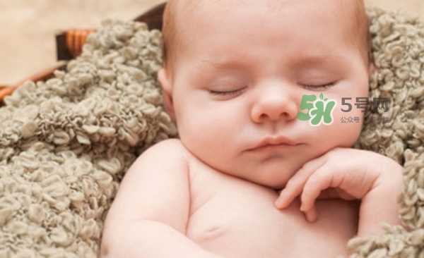 3~5個(gè)月的寶寶有多了解這個(gè)世界？寶寶睡眠習(xí)慣如何規(guī)范？
