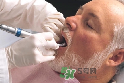 牙齒松動吃什么藥有效？牙齒松動是缺鈣嗎