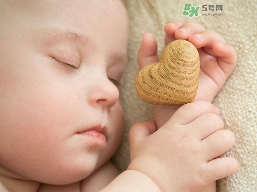 什么時候跟孩子分床睡好？嬰兒跟父母分房睡還是分床睡？