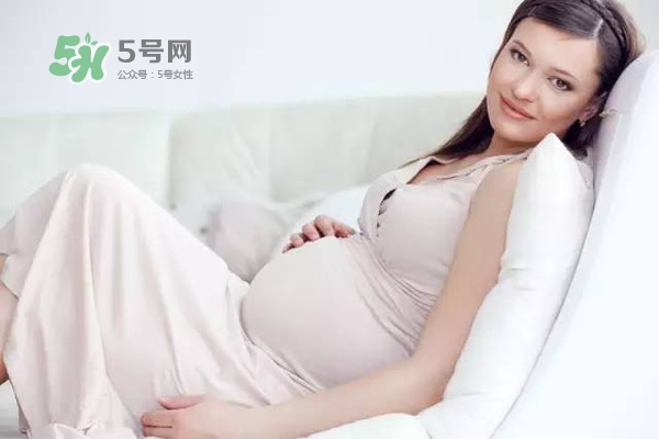 孕期肚皮癢是怎么回事？妊娠紋癢怎么辦？
