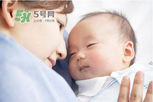 8月份坐月子穿什么衣服？八月份坐月子穿什么鞋？