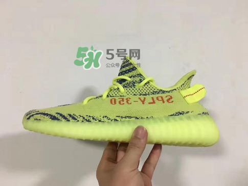 adidas yeezy boost 350 v2黃斑馬是夜光的嗎？