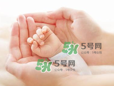 坐月子要穿內(nèi)衣嗎？坐月子不穿內(nèi)衣胸會下垂嗎？