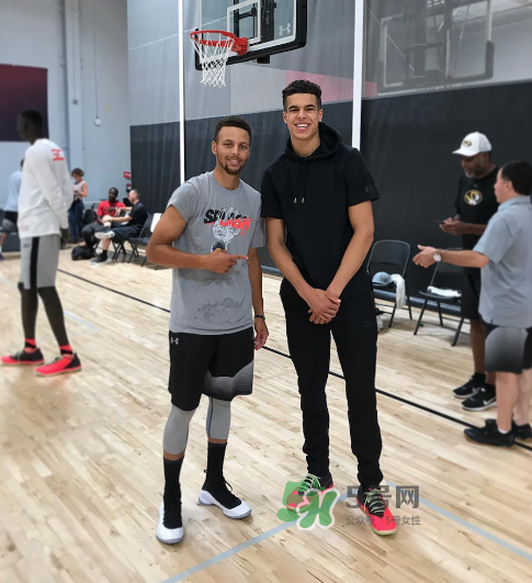 under armour curry4黑白配色什么時候發(fā)售？庫里第四代戰(zhàn)靴發(fā)售日期