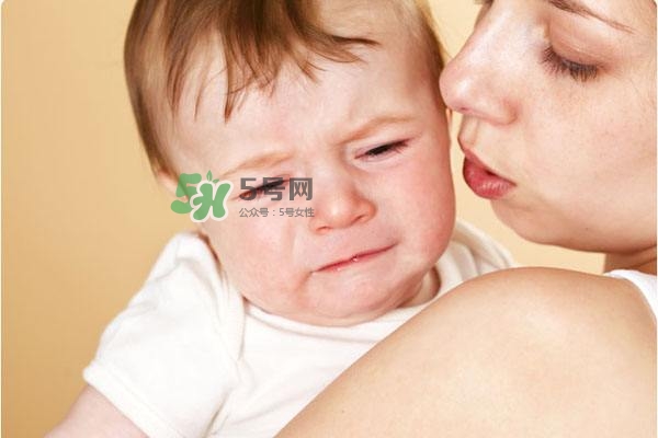 新手爸媽必看，七天教小嬰兒戒夜奶一覺到天亮