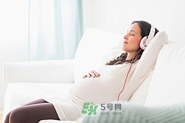 音樂(lè)胎教是媽媽聽(tīng)還是放在肚子上？胎教音樂(lè)有哪些？