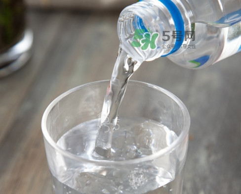 蘇打水可以治痛風(fēng)嗎？蘇打水可以降尿酸嗎