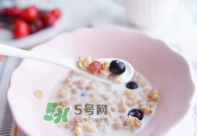 卡樂比梅果牛奶系列麥片好吃嗎？卡樂比梅果牛奶系列價格