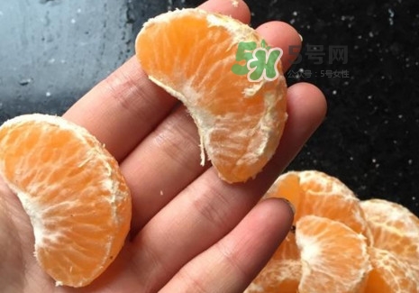 橘子里的白絲能吃嗎？橘子瓣上面的白絲吃了有什么好處？