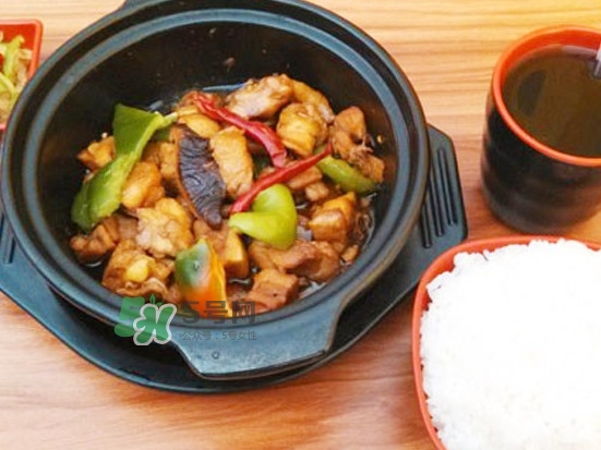 黃燜雞米飯多少錢一份？黃燜雞米飯?zhí)攸c(diǎn)是什么