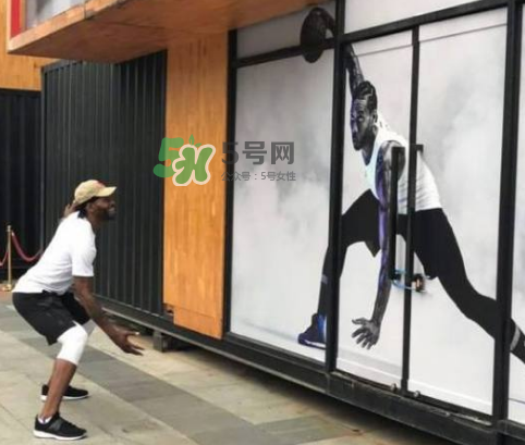 科懷倫納德中國行穿的球鞋是什么牌子？科懷倫納德中國行同款鞋子