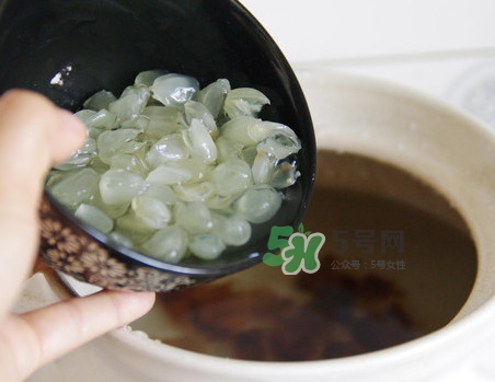 皂角米有假的嗎？怎樣辨別皂角米有沒(méi)有泡過(guò)硫磺
