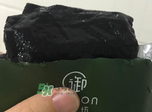 御泥坊水潤茶萃微囊黑面膜怎么用？