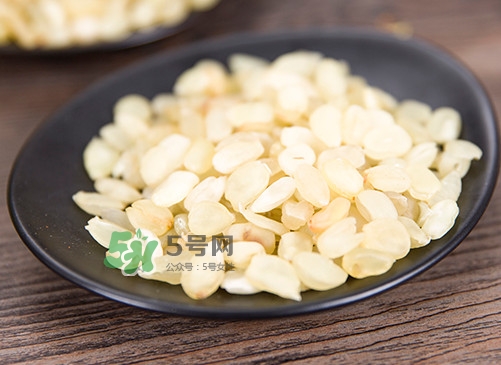 皂角米可以用熱水泡嗎？皂角米用冷水泡好還是熱水泡好