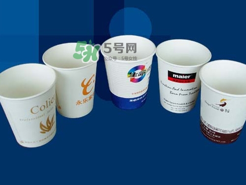 一次性紙杯可以裝開水嗎？能不能用一次性紙杯喝熱水？